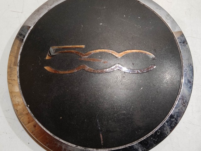 204479 Fiat 500 2007- felni közép kupak, a képen látható állapotban, egy rögzítő fül törött