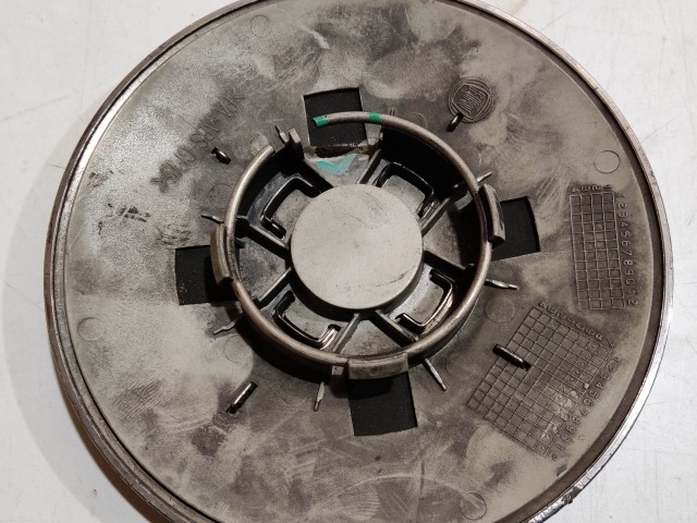 204479 Fiat 500 2007- felni közép kupak, a képen látható állapotban, egy rögzítő fül törött