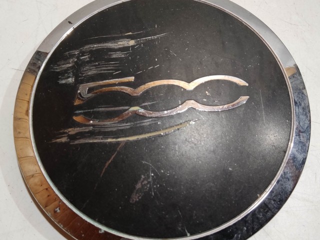 204480 Fiat 500 2007- felni közép kupak, a képen látható állapotban, kettő rögzítő fül törött, rögzítő rugó nélkül!!