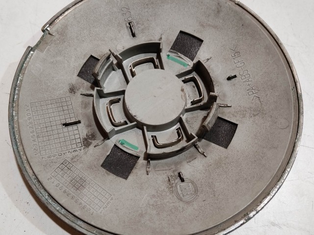 204480 Fiat 500 2007- felni közép kupak, a képen látható állapotban, kettő rögzítő fül törött, rögzítő rugó nélkül!!