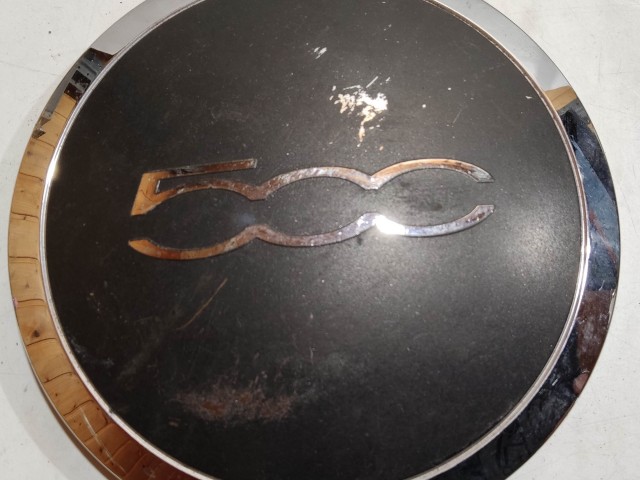 204481 Fiat 500 2007- felni közép kupak, a képen látható állapotban, egy rögzítő fül törött