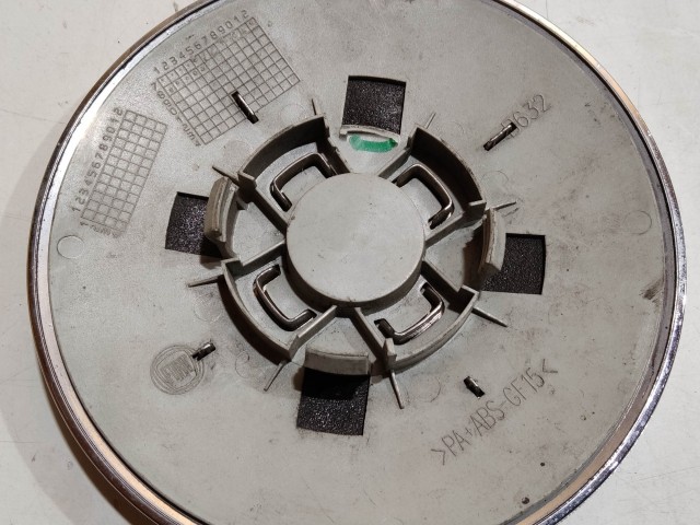 204483 Fiat 500 2007- felni közép kupak, a képen látható állapotban, egy rögzítő fül törött, rögzítő rugó nélkül!!