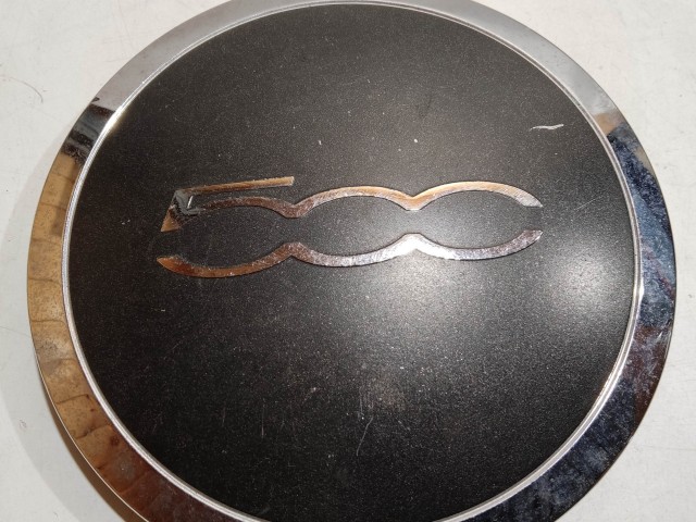 204483 Fiat 500 2007- felni közép kupak, a képen látható állapotban, egy rögzítő fül törött, rögzítő rugó nélkül!!