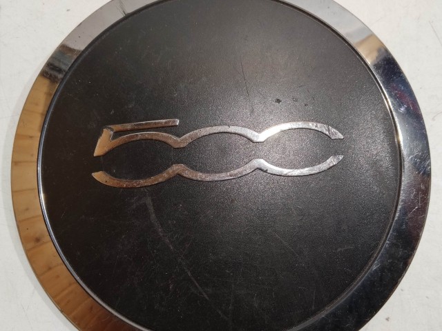 204485 Fiat 500 2007- felni közép kupak, a képen látható állapotban, kettő rögzítő fül törött, rögzítő rugó nélkül!!