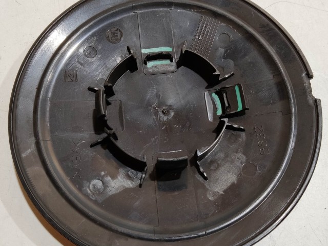 204485 Fiat 500 2007- felni közép kupak, a képen látható állapotban, kettő rögzítő fül törött, rögzítő rugó nélkül!!