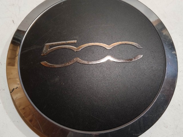 204486 Fiat 500 2007- felni közép kupak, a képen látható állapotban, egy rögzítő fül törött