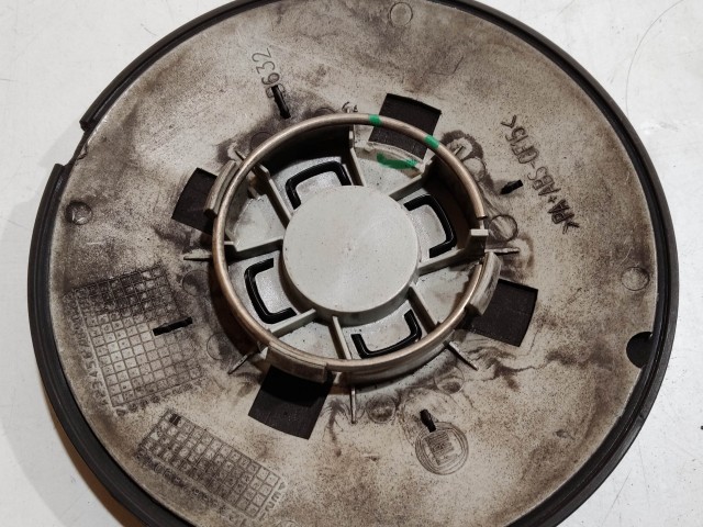 204486 Fiat 500 2007- felni közép kupak, a képen látható állapotban, egy rögzítő fül törött