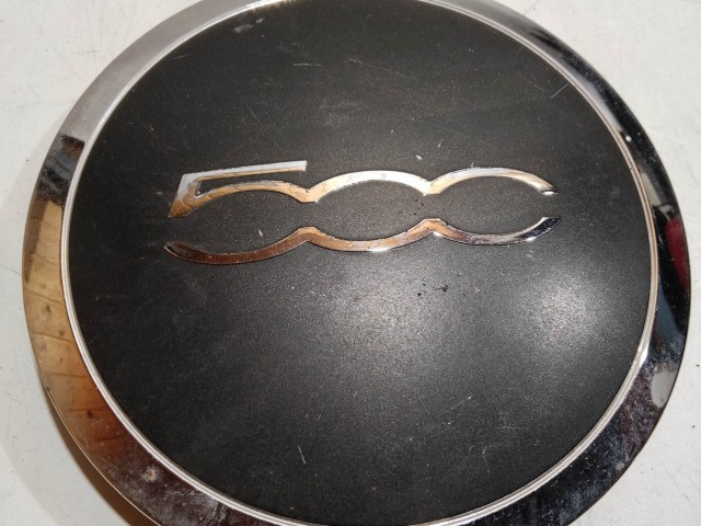  204487 Fiat 500 2007- felni közép kupak, a képen látható állapotban, kettő rögzítő fül törött, rögzítő rugó nélkül!!