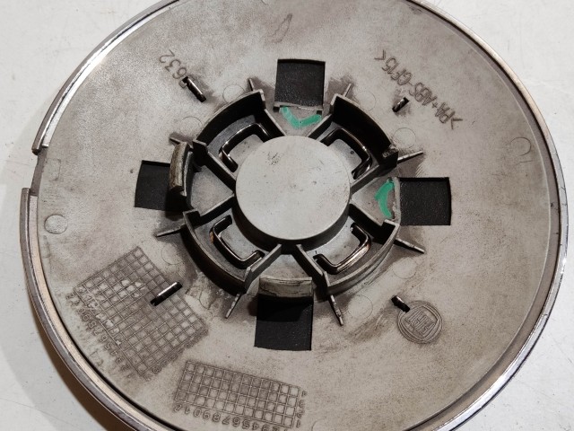  204487 Fiat 500 2007- felni közép kupak, a képen látható állapotban, kettő rögzítő fül törött, rögzítő rugó nélkül!!