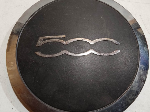  204488 Fiat 500 2007- felni közép kupak, a képen látható állapotban, kettő rögzítő fül törött, rögzítő rugó nélkül!!