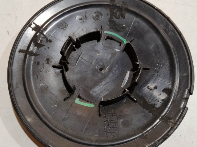  204488 Fiat 500 2007- felni közép kupak, a képen látható állapotban, kettő rögzítő fül törött, rögzítő rugó nélkül!!