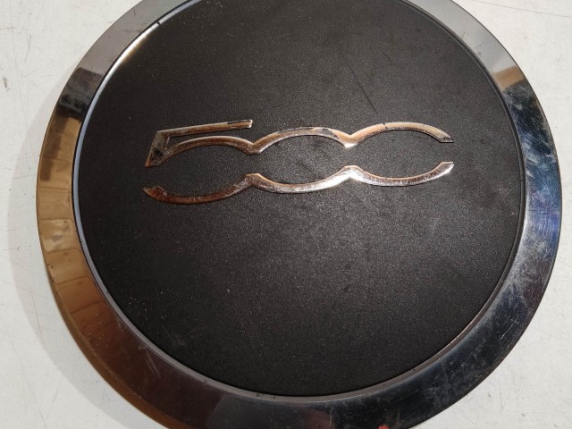 204490 Fiat 500 2007- felni közép kupak, a képen látható állapotban, egy rögzítő fül törött