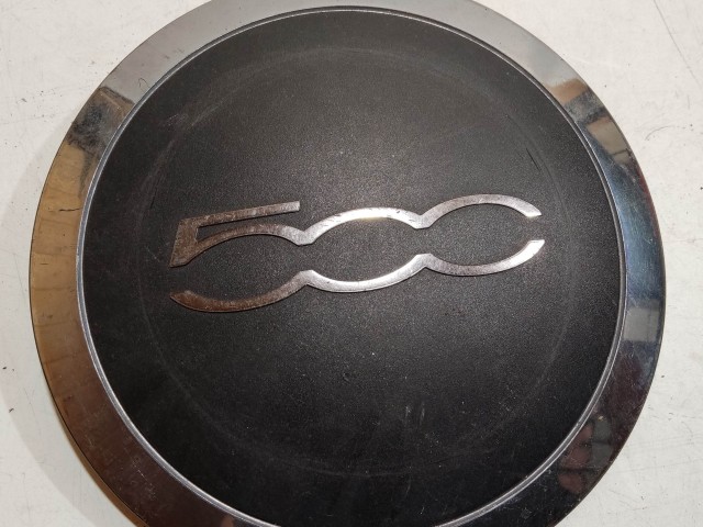 204491 Fiat 500 2007- felni közép kupak, a képen látható állapotban, kettő rögzítő fül törött, rögzítő rugó nélkül!!