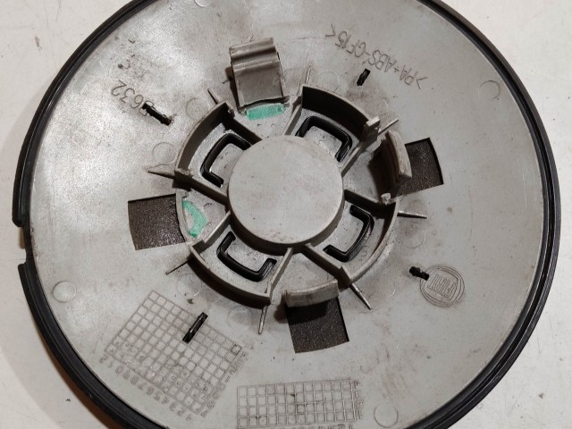 204491 Fiat 500 2007- felni közép kupak, a képen látható állapotban, kettő rögzítő fül törött, rögzítő rugó nélkül!!