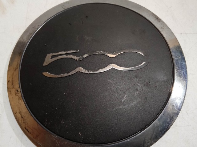 204492 Fiat 500 2007- felni közép kupak, a képen látható állapotban, kettő rögzítő fül törött, rögzítő rugó nélkül!!