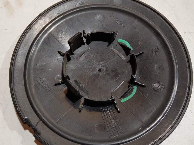 204492 Fiat 500 2007- felni közép kupak, a képen látható állapotban, kettő rögzítő fül törött, rögzítő rugó nélkül!!