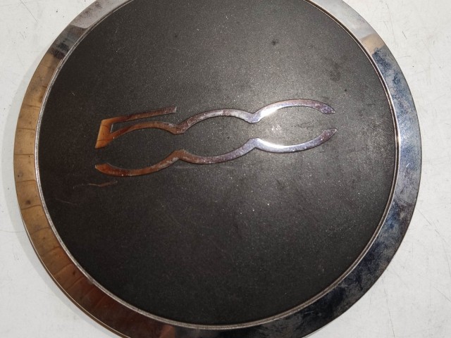 204493 Fiat 500 2007- felni közép kupak, a képen látható állapotban, kettő rögzítő fül törött, rögzítő rugó nélkül!!