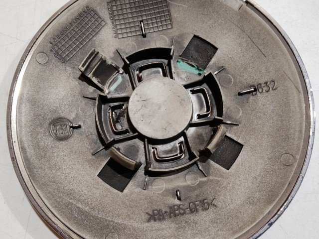 204493 Fiat 500 2007- felni közép kupak, a képen látható állapotban, kettő rögzítő fül törött, rögzítő rugó nélkül!!