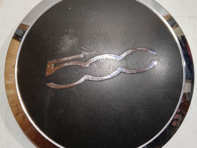 204494 Fiat 500 2007- felni közép kupak, a képen látható állapotban, kettő rögzítő fül törött, rögzítő rugó nélkül!!