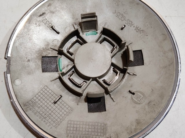 204494 Fiat 500 2007- felni közép kupak, a képen látható állapotban, kettő rögzítő fül törött, rögzítő rugó nélkül!!