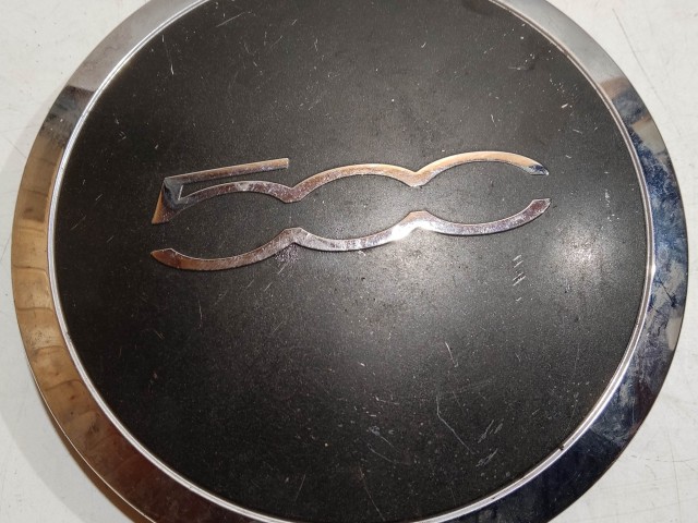 204495 Fiat 500 2007- felni közép kupak, a képen látható állapotban, egy rögzítő fül törött