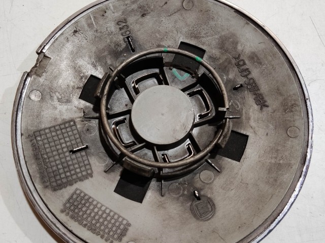 204495 Fiat 500 2007- felni közép kupak, a képen látható állapotban, egy rögzítő fül törött