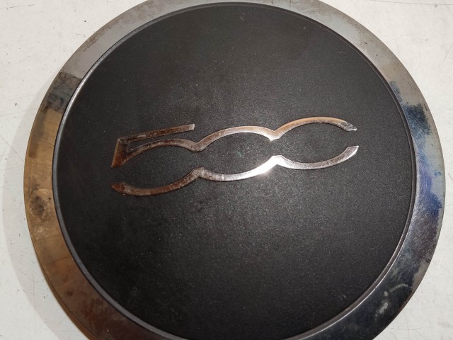 204496 Fiat 500 2007- felni közép kupak, a képen látható állapotban, egy rögzítő fül törött