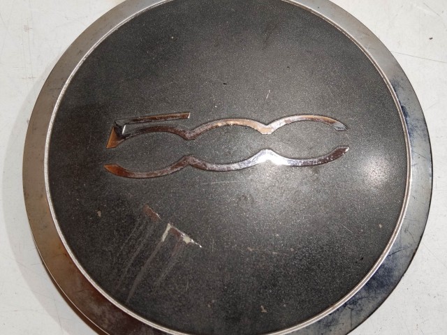 204497 Fiat 500 2007- felni közép kupak, a képen látható állapotban, egy rögzítő fül törött