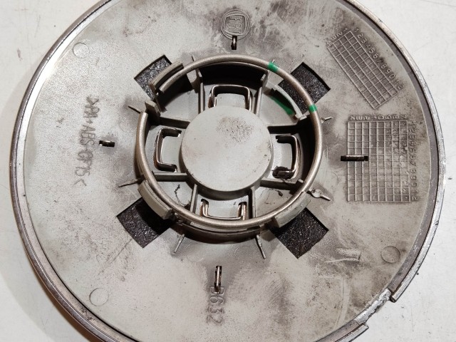 204497 Fiat 500 2007- felni közép kupak, a képen látható állapotban, egy rögzítő fül törött