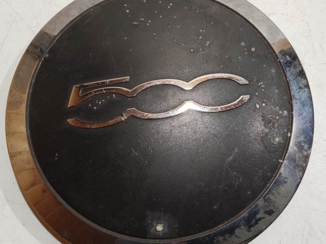 204498 Fiat 500 2007- felni közép kupak, a képen látható állapotban, egy rögzítő fül törött