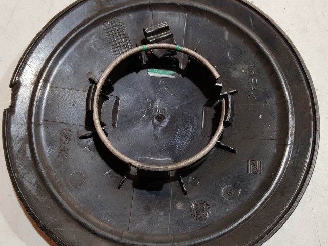 204498 Fiat 500 2007- felni közép kupak, a képen látható állapotban, egy rögzítő fül törött