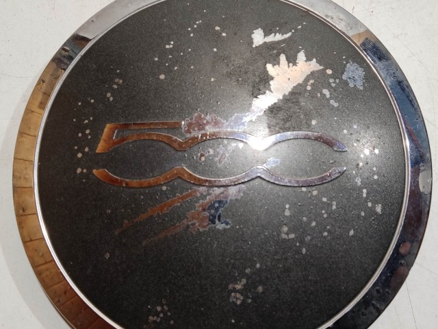 204499 Fiat 500 2007- felni közép kupak, a képen látható állapotban, egy rögzítő fül törött