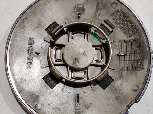 204499 Fiat 500 2007- felni közép kupak, a képen látható állapotban, egy rögzítő fül törött