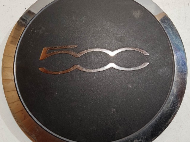 204500 Fiat 500 2007- felni közép kupak, a képen látható állapotban, egy rögzítő fül törött