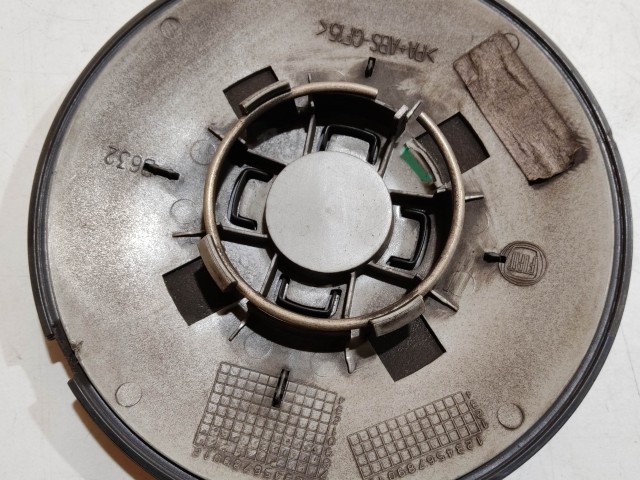 204500 Fiat 500 2007- felni közép kupak, a képen látható állapotban, egy rögzítő fül törött