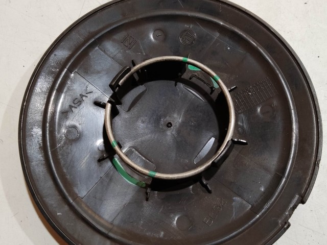 204501 Fiat 500 2007- felni közép kupak, a képen látható állapotban, kettő rögzítő fül törött