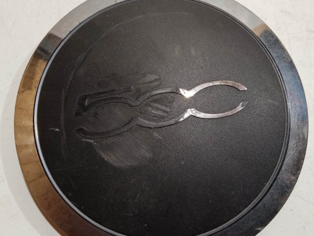 204502 Fiat 500 2007- felni közép kupak, a képen látható állapotban, egy rögzítő fül törött