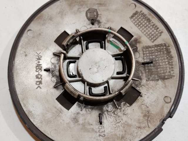 204502 Fiat 500 2007- felni közép kupak, a képen látható állapotban, egy rögzítő fül törött