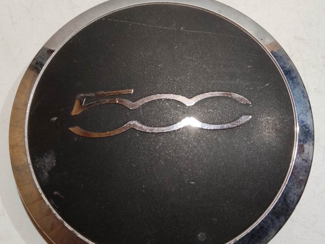 204504 Fiat 500 2007- felni közép kupak, a képen látható állapotban, egy rögzítő fül törött