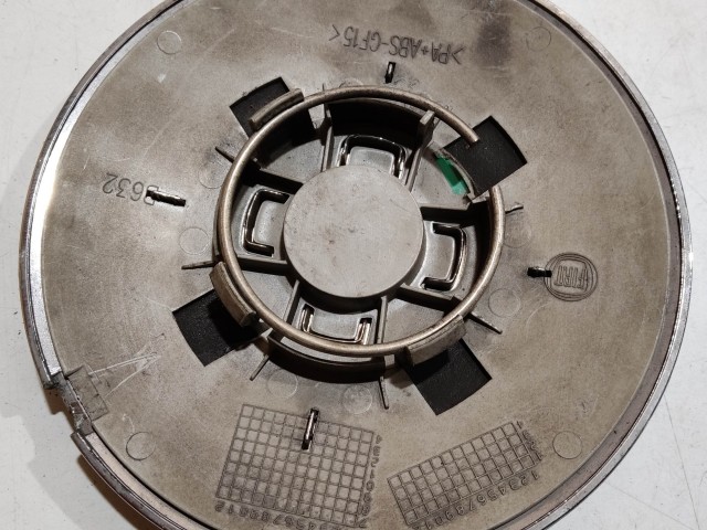 204504 Fiat 500 2007- felni közép kupak, a képen látható állapotban, egy rögzítő fül törött