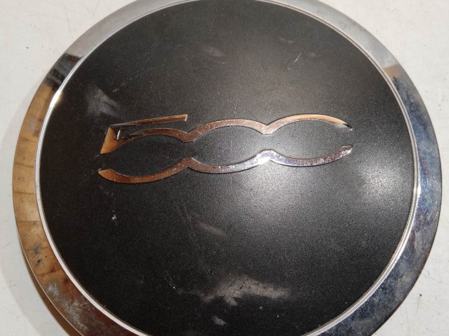 204506 Fiat 500 2007- felni közép kupak, a képen látható állapotban, egy rögzítő fül törött