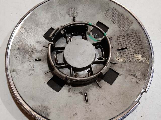 204506 Fiat 500 2007- felni közép kupak, a képen látható állapotban, egy rögzítő fül törött