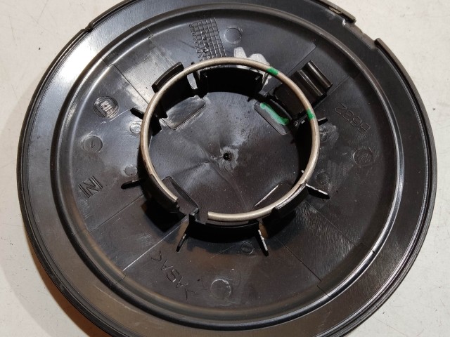 204507 Fiat 500 2007- felni közép kupak, a képen látható állapotban, egy rögzítő fül törött