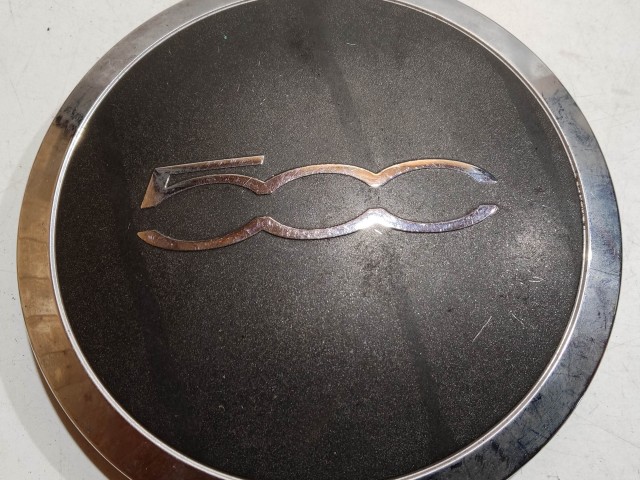 204508 Fiat 500 2007- felni közép kupak, a képen látható állapotban, egy rögzítő fül törött, rögzítő rugó nélkül!!