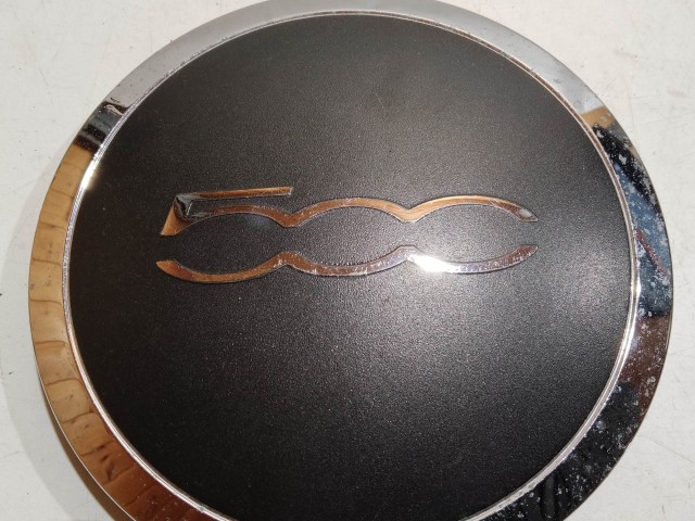 204509 Fiat 500 2007- felni közép kupak, a képen látható állapotban, egy rögzítő fül törött, rögzítő rugó nélkül!!