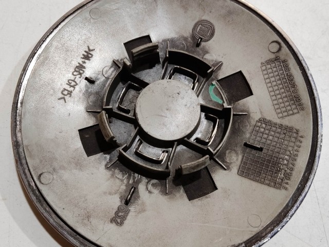 204509 Fiat 500 2007- felni közép kupak, a képen látható állapotban, egy rögzítő fül törött, rögzítő rugó nélkül!!