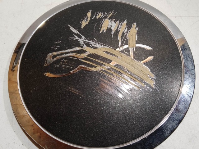 204511 Fiat 500 2007- felni közép kupak, a képen látható állapotban, kettő rögzítő fül törött, rögzítő rugó nélkül!!