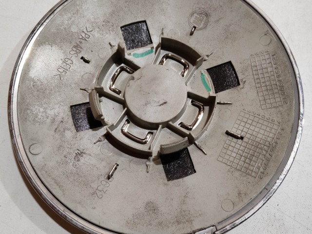 204511 Fiat 500 2007- felni közép kupak, a képen látható állapotban, kettő rögzítő fül törött, rögzítő rugó nélkül!!