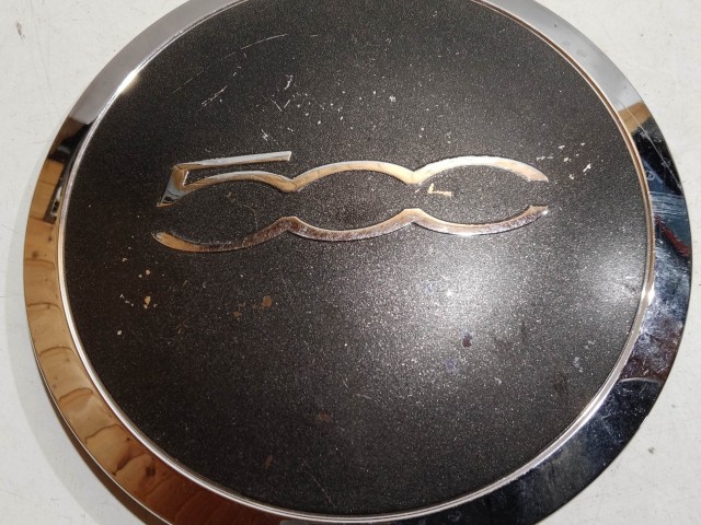 204513 Fiat 500 2007- felni közép kupak, a képen látható állapotban, kettő rögzítő fül törött, rögzítő rugó nélkül!!