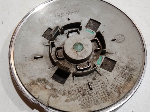 204513 Fiat 500 2007- felni közép kupak, a képen látható állapotban, kettő rögzítő fül törött, rögzítő rugó nélkül!!